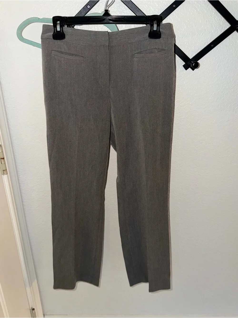 Liz Claiborne Audra Gray Pull On Dress Pants Petite 4 Straight Leg Career - Picture 2 of 4